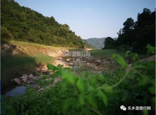 <a href=http://www.lexiangyou.org/xiangcunlvyou/ target=_blank class=infotextkey>乡村旅游</a>：潭水清澈，瀑布如丝绸般滑过