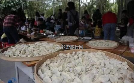 <a href=http://www.lexiangyou.org/xiangcunlvyou/ target=_blank class=infotextkey>乡村旅游</a>：【邀请函】2020跨年倒数年会，户外草坪自助美食+露天电影+荧火许愿+亲子游戏...