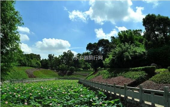<a href=http://www.lexiangyou.org/xiangcunlvyou/ target=_blank class=infotextkey>乡村旅游</a>：春暖花开，树木繁多的植物园