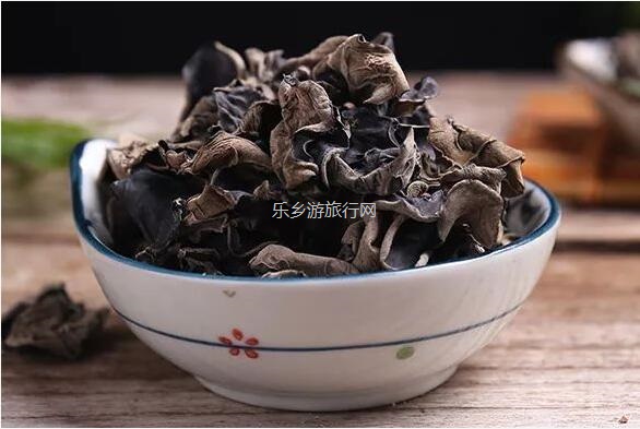 <a href=http://www.lexiangyou.org/xiangcunlvyou/ target=_blank class=infotextkey>乡村旅游</a>：云雾多，风力大，气压低，孕育出健康营养的?菌类植物和谷物