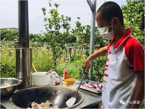 <a href=http://www.lexiangyou.org/xiangcunlvyou/ target=_blank class=infotextkey>乡村旅游</a>：中山有个小岛，在水一方景色如画，采摘水果+品尝农家美食...