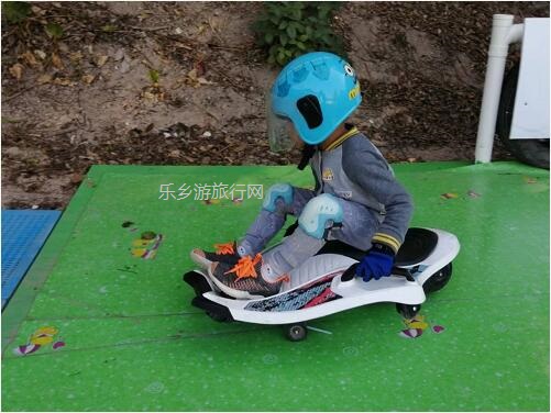 <a href=http://www.lexiangyou.org/xiangcunlvyou/ target=_blank class=infotextkey>乡村旅游</a>：[东区] 金钟湖旁边，钓鱼、越野和烧烤聚餐、唱歌...