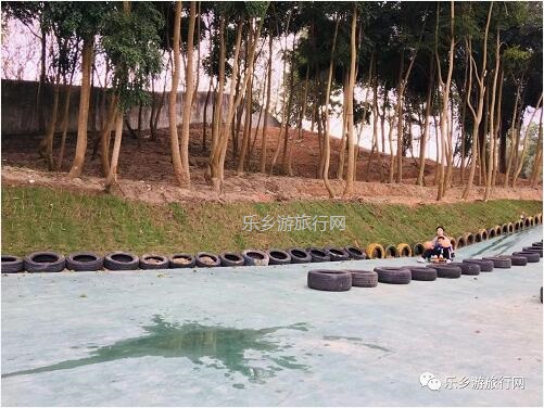 <a href=http://www.lexiangyou.org/xiangcunlvyou/ target=_blank class=infotextkey>乡村旅游</a>：[东区] 金钟湖旁边，钓鱼、越野和烧烤聚餐、唱歌...