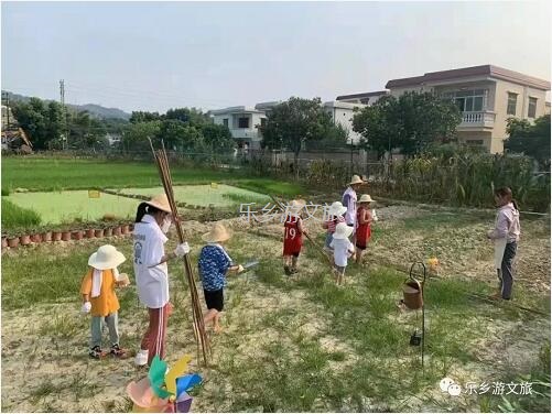 <a href=http://www.lexiangyou.org/xiangcunlvyou/ target=_blank class=infotextkey>乡村旅游</a>：丰收季节，稻谷笑弯了腰！小农夫在农耕中体验人生的快乐