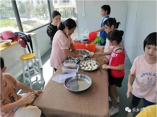 <a href=http://www.lexiangyou.org/xiangcunlvyou/ target=_blank class=infotextkey>乡村旅游</a>：丰收季节，稻谷笑弯了腰！小农夫在农耕中体验人生的快乐