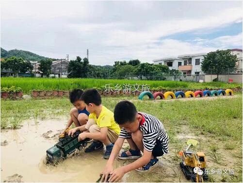 <a href=http://www.lexiangyou.org/xiangcunlvyou/ target=_blank class=infotextkey>乡村旅游</a>：丰收季节，稻谷笑弯了腰！小农夫在农耕中体验人生的快乐