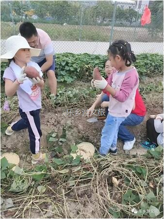 <a href=http://www.lexiangyou.org/xiangcunlvyou/ target=_blank class=infotextkey>乡村旅游</a>：丰收季节，稻谷笑弯了腰！小农夫在农耕中体验人生的快乐