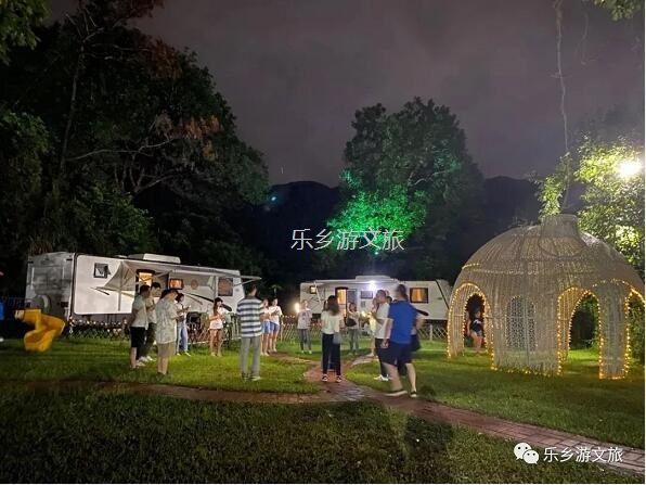 乡村旅游：【度假】树影与星空交织，在大自然中享受假期的浪漫
